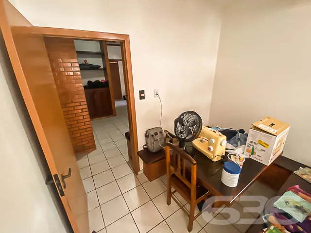 CASA COM 4 QUARTOS + EDĂCULA NO BAIRRO VILA NOVA -