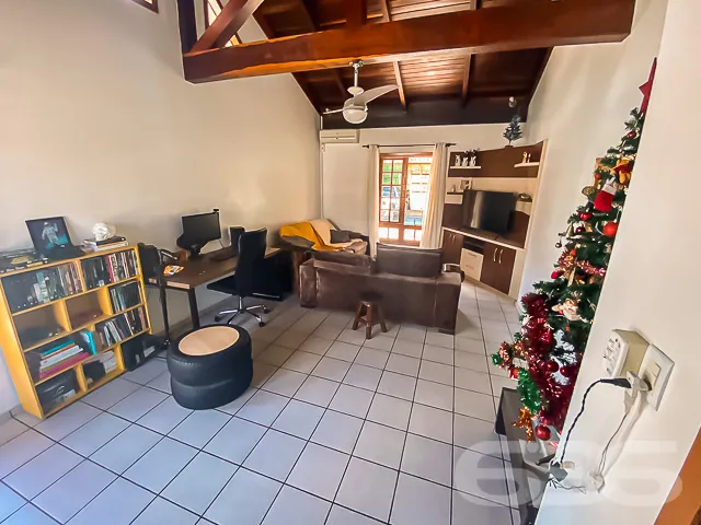 CASA COM 4 QUARTOS + EDĂCULA NO BAIRRO VILA NOVA -