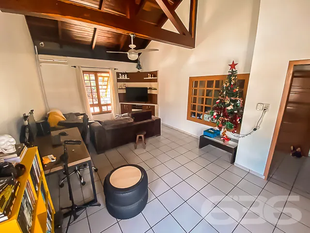 CASA COM 4 QUARTOS + EDĂCULA NO BAIRRO VILA NOVA -