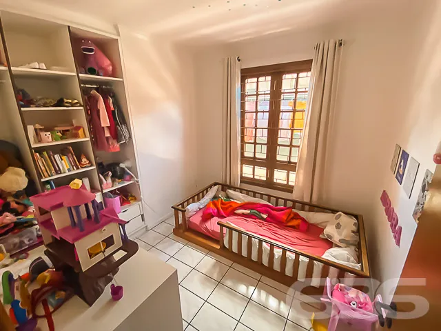 CASA COM 4 QUARTOS + EDĂCULA NO BAIRRO VILA NOVA -