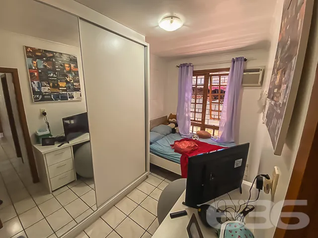 CASA COM 4 QUARTOS + EDĂCULA NO BAIRRO VILA NOVA -