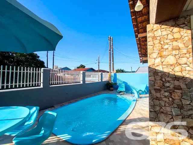 CASA COM PISCINA PRÓXIMA AO MAR EM UBATUBA EM SÃO
