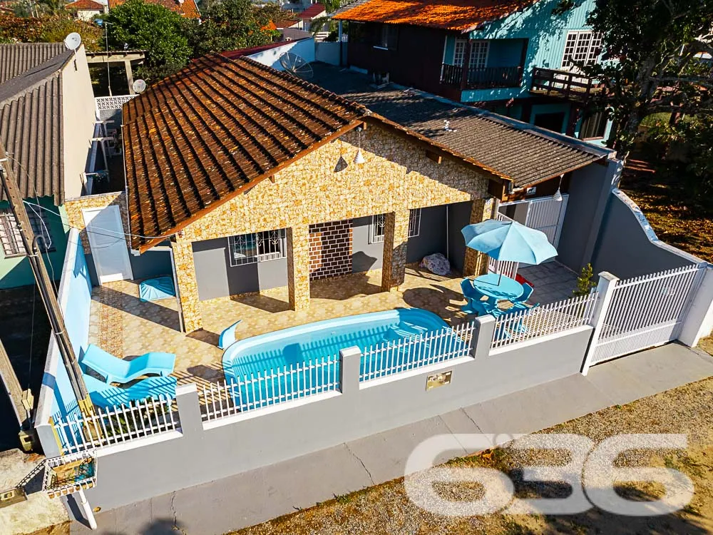 CASA COM PISCINA PRÓXIMA AO MAR EM UBATUBA EM SÃO