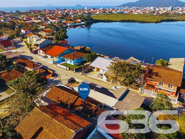 CASA COM PISCINA PRÓXIMA AO MAR EM UBATUBA EM SÃO