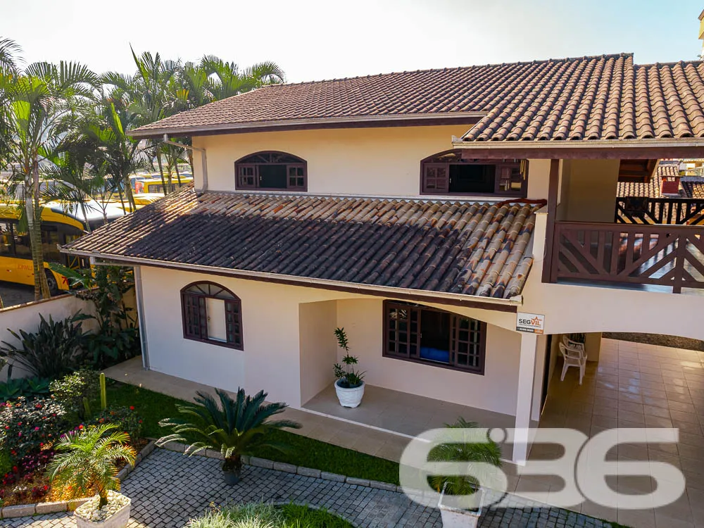 SOBRADO AMPLO NO BAIRRO FLORESTA - SUĂTE COM CLOSE