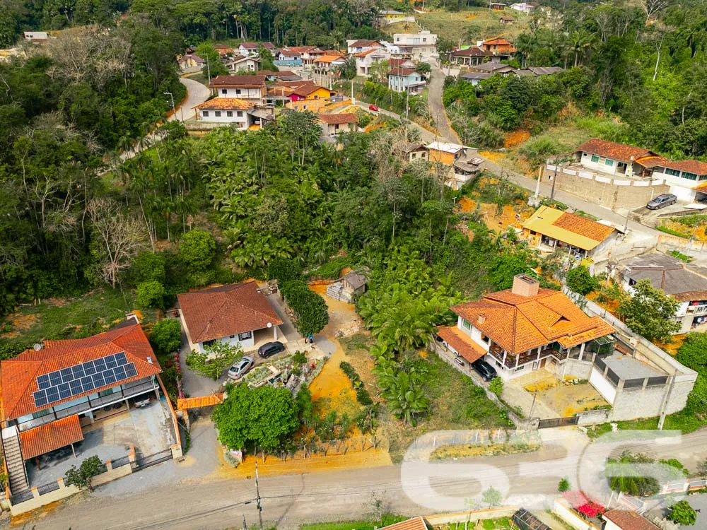 IMÓVEL COM LAGO E AMPLO TERRENO EM JARAGUÁ DO SUL!