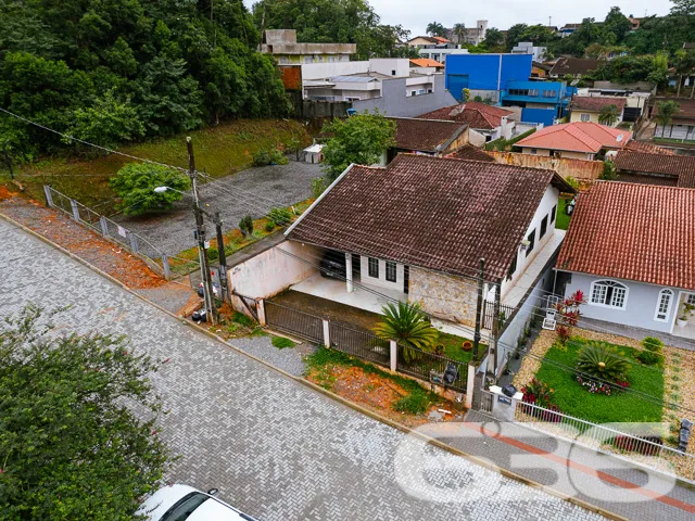 IMÓVEL ACONCHEGANTE COM AMPLO QUINTAL NO BOEHMERWA