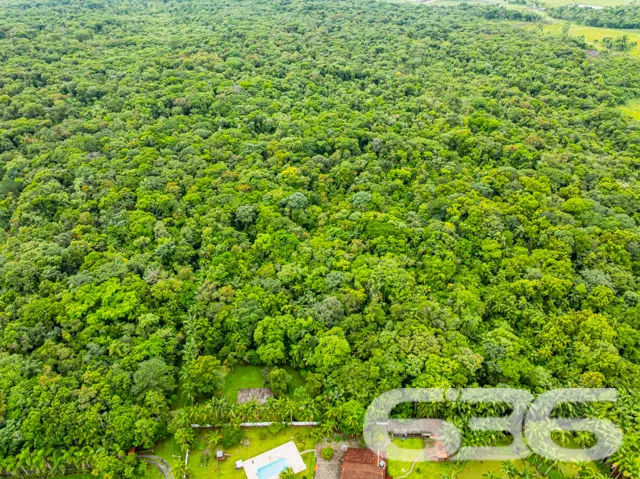 Apresentamos um terreno excepcionalmente situado e