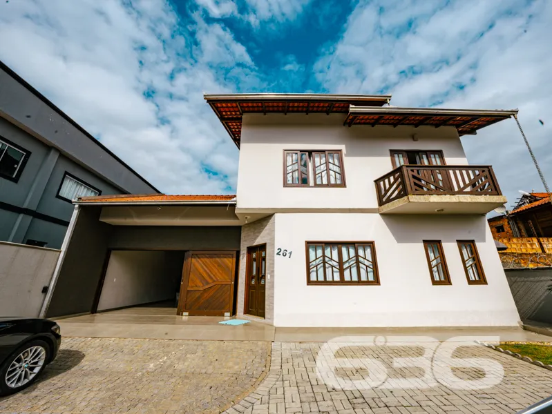 RESIDÊNCIA PADRÃO - SOBRADO sub-esquina

Uma resid
