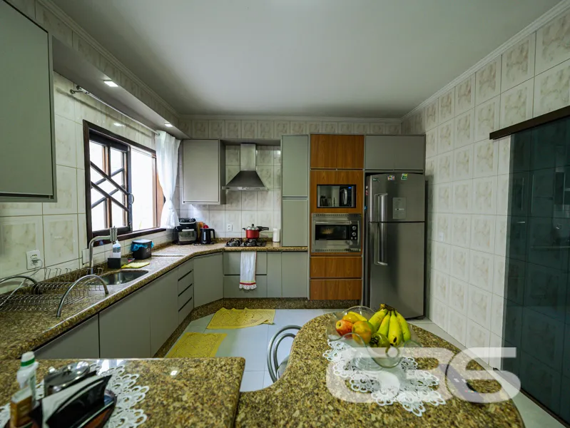 RESIDÊNCIA PADRÃO - SOBRADO sub-esquina

Uma resid