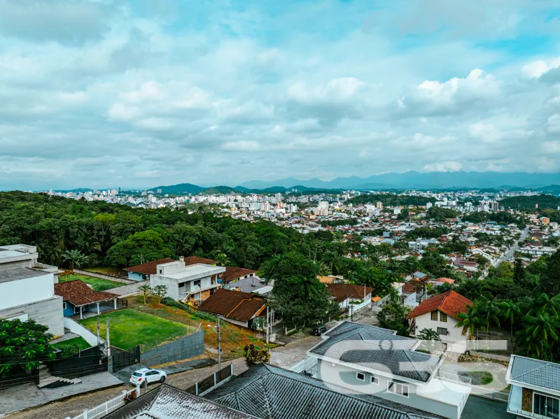 Seu novo refĂșgio no Bom Retiro, Joinville!
Aprese