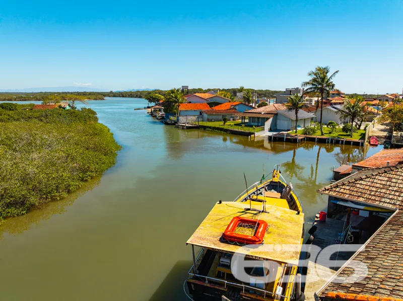 Residência à Venda em Balneário Barra do Sul - Um