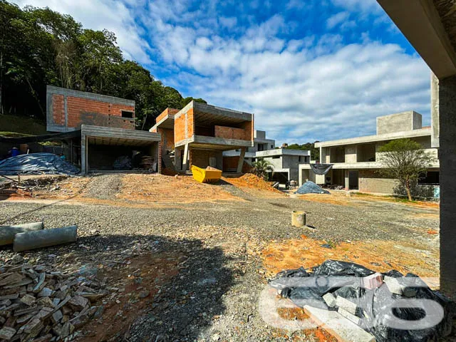 Descubra a Elegância em Joinville: Sobrado de Alto